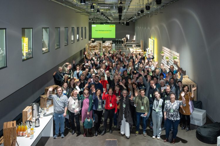 Ein Gruppenbild aller Teilnehmenden der 100xDigital Convention in Berlin.